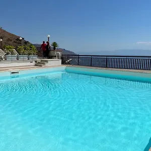 https://elisas-house.taorminaitalyhotels.com